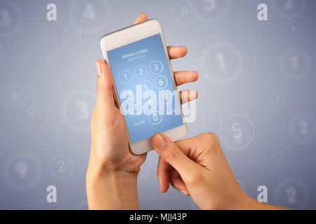Weibliche Finger berühren Smartphone mit gesperrten Gerät Code erfordern. Stockfoto