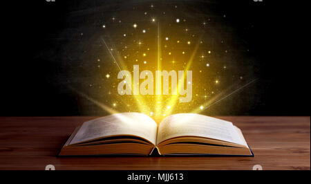 Gelbe Leuchten und Funkeln aus einem offenen Buch Stockfoto