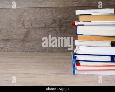 Stapel von gebundene Bücher auf hölzernen Tisch. Zurück zu Schule. Kopieren Sie Platz für Text Stockfoto