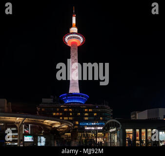 Blick auf den berühmten Kyoto Tower bei Nacht, Japan Stockfoto