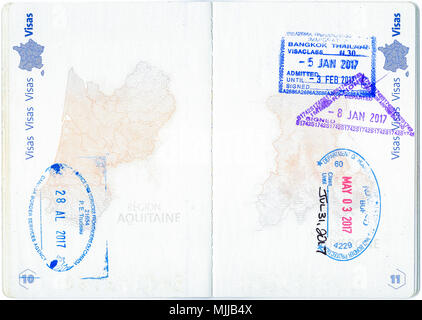 Briefmarken von Kanada, den Vereinigten Staaten und Thailand in einen französischen Pass. Persönliche Daten entfernt Stockfoto