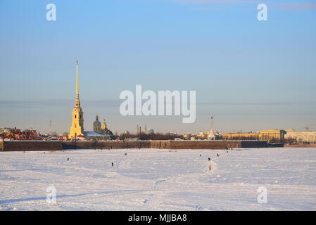 Menschen laufen auf dem Eis der Newa vor der Peter und Paul Festung an einem sonnigen Tag in Sankt-Petersburg Stockfoto