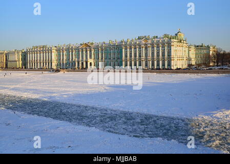 Winter Palace und gefrorenem Eis Fahrrinne auf der Newa, gebrochen durch ein Telegramm an einem sonnigen Tag in Sankt-Petersburg Stockfoto