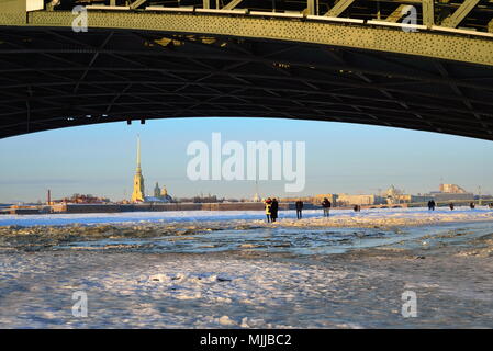 St. Petersburg, Russland - 07 März, 2018: Blick auf die Peter und Paul Festung aus dem Eis auf die Newa vom Palast Brücke in Sankt-Petersburg Stockfoto