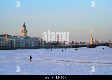 Abend Landschaft mit Kunstkamera, Rostralen Spalte und Peter und Paul Festung im Winter in Sankt-Petersburg Stockfoto