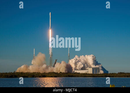 SpaceX Falcon 9 erfolgreich die NASA-Raumsonde TESS vom Weltraum aus komplexen 40 Starten (SLC-40) der Cape Canaveral Air Force Station in Florida gestartet Stockfoto