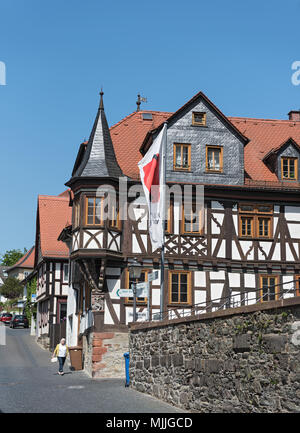 Blick auf die Fachwerkhäuser in der historischen Altstadt von Kronberg im Taunus, Hessen, Deutschland Stockfoto