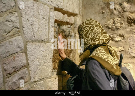 Israel, Jerusalem, Via Dolorosa, Station Nr. V Simon von Kyrene das Kreuz trägt. Jesus stolpert und lehnt sich an der Wand seiner hand print ist nach b glaubte Stockfoto