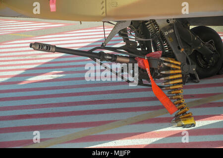 Die israelische Luftwaffe (IAF) Ausstellung. IAF Boeing Apache AH-64A (Peten) Hubschrauber auf den Boden. Nahaufnahme der Rüstung Stockfoto