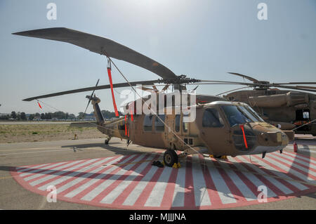 Die israelische Luftwaffe (IAF) Ausstellung. IAF Hubschrauber Sikorsky S-70 UH-60 Black Hawk auf dem Boden Stockfoto