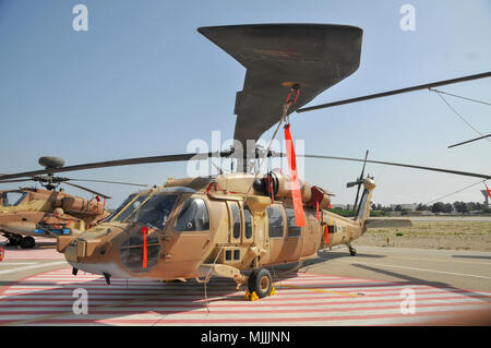Die israelische Luftwaffe (IAF) Ausstellung. IAF Hubschrauber Sikorsky S-70 UH-60 Black Hawk auf dem Boden Stockfoto
