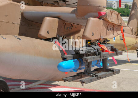 Die israelische Luftwaffe (IAF) Ausstellung. IAF Boeing Apache AH-64A (Peten) Hubschrauber auf dem Boden Stockfoto