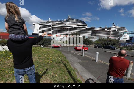 Die Menschen aufhören an der MSC Meraviglia zu schauen, wie es in Dublin während es Maiden's Aufruf an die Stadt angeschlossen. Bei 315 Meter lang und 65 Meter hoch ist das Schiff kann bis zu 5.700 Gäste ist damit das bisher größte Kreuzfahrtschiff (durch Kapazitäten für die Personenbeförderung) zu Dock in Irland. Stockfoto