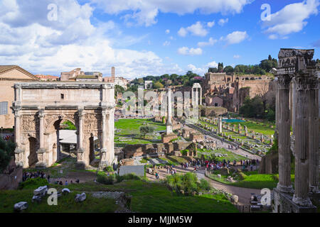 Rom, Italien. Überblick über das Forum Romanum. Das Forum ist Teil des historischen Zentrums von Rom, das ist ein UNESCO-Weltkulturerbe. Stockfoto