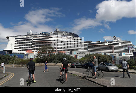 Die Menschen aufhören an der MSC Meraviglia zu schauen, wie es in Dublin während es Maiden's Aufruf an die Stadt angeschlossen. Bei 315 Meter lang und 65 Meter hoch ist das Schiff kann bis zu 5.700 Gäste ist damit das bisher größte Kreuzfahrtschiff Dock in Irland. Stockfoto