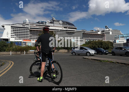 Die Menschen aufhören an der MSC Meraviglia zu schauen, wie es in Dublin während es Maiden's Aufruf an die Stadt angeschlossen. Bei 315 Meter lang und 65 Meter hoch ist das Schiff kann bis zu 5.700 Gäste ist damit das bisher größte Kreuzfahrtschiff (durch Kapazitäten für die Personenbeförderung) zu Dock in Irland. Stockfoto