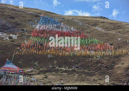 Hunderte Gebetsfahnen über den Ser Gergyo (Ani Gompa) Nonnenkloster, Tagong Grasland, Sichuan, China Stockfoto