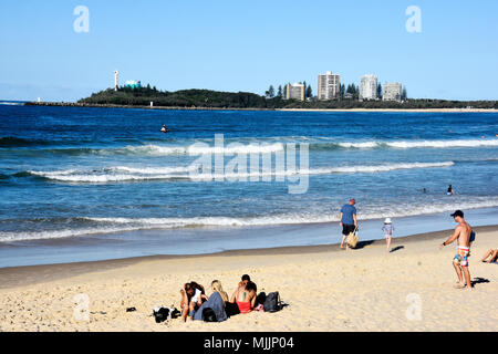 Massen von Menschen genießen Sie einen wunderschönen Mooloolaba Beach in Queensland, Australien Stockfoto