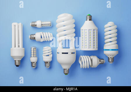 Energiesparlampen auf blauem Hintergrund organisiert, Ansicht von oben. Stockfoto
