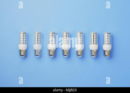 Energieeinsparung SMD-LED-Lampen in einer Reihe über blauen Hintergrund organisiert, Ansicht von oben. Stockfoto
