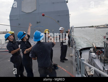 171130-N-MZ 078-643 Pearl Harbor (Nov. 30, 2017) Segler erhalten Leine an Bord der Ticonderoga-Klasse geführte-missile Cruiser USS Lake Erie (CG70) als das Schiff in den Hafen bereitet bei Joint Base Pearl Harbor-Hickam zu ziehen. Lake Erie ist Teil der Nimitz Carrier Strike Group in regelmäßigen Bereitstellung in den Westpazifik. Die US-Marine hat die Indo-Asia-pazifischen Region routinemäßig für mehr als 70 Jahre Frieden und Sicherheit patrouillierte. (U.S. Marine Foto von Mass Communication Specialist 3. Klasse Lucas T. Hans) Stockfoto