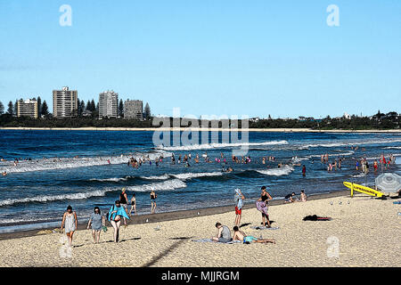 Massen von Menschen genießen Sie einen wunderschönen Mooloolaba Beach in Queensland, Australien Stockfoto