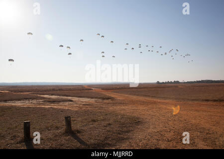 Die 20th Annual Randy Oller Memorial Operation Toy Drop ist eine Luftlandeoperation der US Army, die am 1. Dezember 2017 in der Sicily Drop Zone in Fort Bragg, North Carolina stattfindet. Das Archivbild zeigt Fallschirmjäger, die während der Veranstaltung, die vom U.S. Army Civil Affairs & Psychological Operations Command (Airborne) veranstaltet wird, einen Massensprung durchführen, an dem acht alliierte Nationen teilnehmen. Der historische Fotodruck dokumentiert die großangelegte Flugausbildung der Koalition. Stockfoto