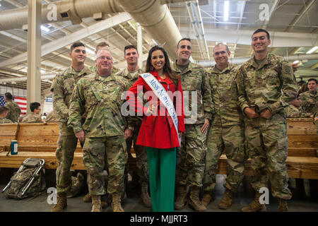 Die 20th Annual Randy oler Memorial Operation Toy Drop wurde am 1. Dezember 2017 auf dem Pope Air Field in North Carolina vom United States Army Civil Affairs and Psychological Operations Command (Airborne) durchgeführt. Das Archivbild zeigt einen General Officer der US-Armee und 2017 Miss North Carolina, die während des multinationalen Flugtrainings mit Fallschirmjägern stehen. Stockfoto