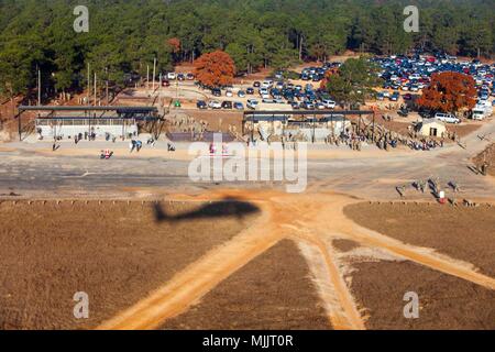 Eine Luftaufnahme von Sizilien Drop Zone während des 20. jährlichen Randy Oler Memorial Betrieb Spielzeug Fallen, in Fort Bragg, North Carolina, Dez. 01, 2017. Dieses Jahr, acht Länder beteiligt sind und sie gehören; Kolumbien, Kanada, Lettland, den Niederlanden, Schweden, Italien, Deutschland und Polen. Betrieb Spielzeug Fallen, bewirtet durch die US-Armee die zivilen Angelegenheiten & psychologische Operations Command (Airborne) ist die größte kombinierte Betrieb weltweit durchgeführt. Die Veranstaltung der Soldaten erlaubt, die Möglichkeit, auf ihren militärischen beruflichen Spezialgebiet zu trainieren, pflegen ihre Bereitschaft, in der Luft und zurück zu t geben Stockfoto