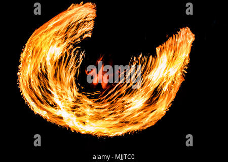 Feuertänzer Swing fire Dancing Show Feuershow Tanz mann Jonglieren mit Feuer. Stockfoto