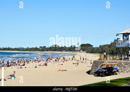 Massen von Menschen genießen Sie einen wunderschönen Mooloolaba Beach in Queensland, Australien Stockfoto