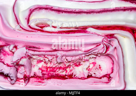 Hintergrund Textur der wirbelnden Rosa italienische Eis mit einem Geriffelten Muster im quadratischen Format. Stockfoto