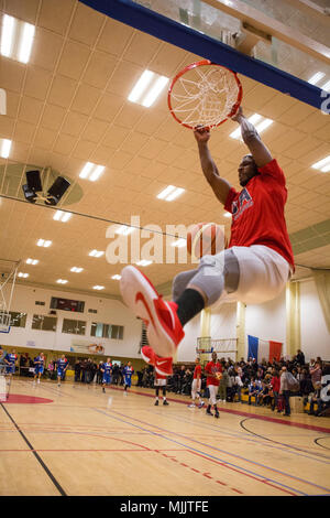 171203-N-EJ 549-669 SHAPE, Belgien (Nov. 29, 2017) Streitkräfte der Vereinigten Staaten Basketball Team Mitglied führt einen Slam Dunk beim Obersten Hauptquartier der Alliierten Mächte in Europa (SHAPE) Fitnesscenter, vor dem abschließenden Spiel der 2017 Form internationaler Basketball Turnier. Die jährliche Veranstaltung bringt Teams aus der ganzen Welt Für freundliche Konkurrenz und Partnerschaft an prominenter NATO-Installation. (U.S. Marine Foto von Informationssystemen Techniker Seemann Daniel Gallegos/Freigegeben) Stockfoto