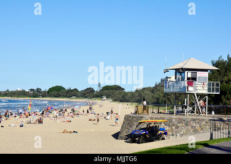 Massen von Menschen genießen Sie einen wunderschönen Mooloolaba Beach in Queensland, Australien Stockfoto