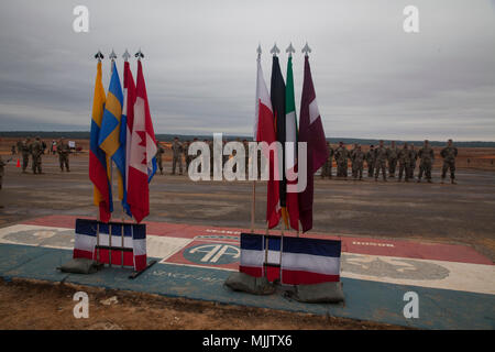 Us-Armee Fallschirmjäger Line up in der Ausbildung ihrer ausländischen jump Wings aus der ausländischen jumpmasters erhalten, nachdem ihre Abstammung auf Sizilien Drop Zone in Fort Bragg, North Carolina. Dez. 2, 2017. Springen Tag ist die zweite von zwei Tage in der 20. jährlichen Randy Oler Memorial Betrieb Spielzeug Fallen, bewirtet durch die US-Armee die zivilen Angelegenheiten & psychologische Operations Command (Airborne). Betrieb Spielzeug Drop ist der weltweit größte kombinierten Betrieb mit acht Partner nation Fallschirmjäger teilnehmenden und Soldaten erlaubt, die Möglichkeit, auf ihren militärischen beruflichen Spezialgebiet zu trainieren, pflegen ihre Ai Stockfoto