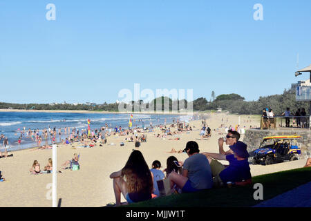 Massen von Menschen genießen Sie einen wunderschönen Mooloolaba Beach in Queensland, Australien Stockfoto