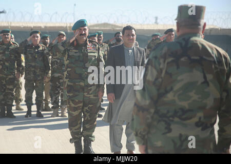 Nationale afghanische Armee Generalmajor Wali Mohammed Ahmadzai, Mitte-links, der kommandierende General der 215 Corps und Sardar Mohammed Hamdard, mitte-rechts, des ersten stellvertretenden Gouverneur der Provinz Helmand, grüße ANA Col. Shawali Zazai, rechts, der kommandierende Offizier der Helmand regionalen militärischen Training Center, während eine Abschlussfeier im Camp Shorabak, Afghanistan, Dez. 3, 2017. Die rund 350 Soldaten mit 6 Kandak, 1. Brigade, 215 Corps eine Betriebsbereitschaft am RMTC abgeschlossen, ihre infanterie Fähigkeiten Entwicklung der Taliban in der ganzen Region zu bekämpfen. (U.S. Marine Stockfoto