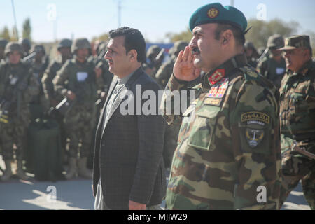 Sardar Mohammed Hamdard, Links, erster stellvertretender Gouverneur der Provinz Helmand, und der afghanischen nationalen Armee Generalmajor Wali Mohammed Ahmadzai, mitte-rechts, der kommandierende General der 215 Corps, Pass und Überprüfung ANA Soldaten mit 6 Kandak, 1. Brigade, 215 Korps während einer Diplomverleihung an Camp Shorabak, Afghanistan, Dez. 3, 2017. Abschluss der Veranstaltung acht - Woche Einsatzbereitschaft Zyklus, der von afghanischen Ausbilder im Helmand regionalen militärischen Training Center geführt wurde. Hunderte von Soldaten mit 6 Kandak, 1. Brigade entwickelt, ihre individuelle und kollektive Infanterie Fähigkeiten througho Stockfoto