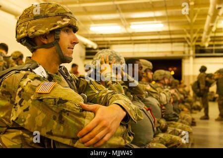 Die Operation Toy Drop 2017 fand am 2. Dezember 2017 in Pope Field, North Carolina, unter dem United States Army Civil Affairs and Psychological Operations Command (Airborne) statt. Das Archivbild dokumentiert einen Fallschirmjäger, der auf der Fluglinie positioniert ist und auf einen Trainingssprung während des 20. Jährlichen Randy Oller Memorial-Flugbetriebs wartet. Stockfoto