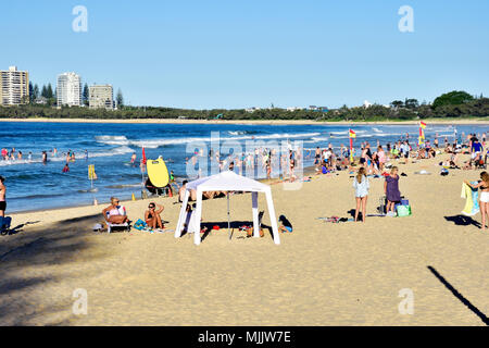 Massen von Menschen genießen Sie einen wunderschönen Mooloolaba Beach in Queensland, Australien Stockfoto