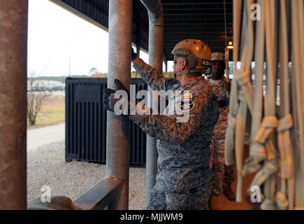 Operation Toy Drop ist eine jährliche kombinierte Luftübung der United States Army in Fort Bragg, North Carolina. Das Archivbild dokumentiert einen kolumbianischen Luftteilnehmer der ECOEA, der während der 20. Jährlichen Randy oler Memorial Operation Toy Drop am 2. Dezember 2017 Bodentraining absolvierte. Stockfoto