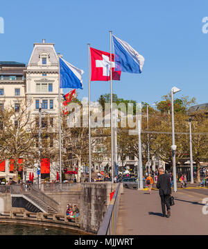 Zürich, Schweiz - 23 April, 2014: Blick entlang Quaibrucke Brücke in Richtung Bellevueplatz Square. Zürich ist die größte Stadt der Schweiz und die Gap Stockfoto