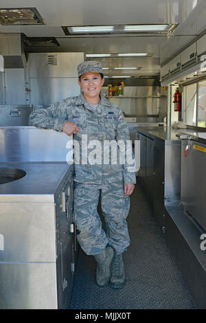 Disaster Relief Mobile Kitchen Trailer ist eine transportable Food Service Plattform, die von der Air National Guard während Eventualeinsätzen betrieben wird. Am 2. Dezember 2017 war ein Unteroffizier der Dienste des 148th Fighter Wing in Camp Santiago, Puerto Rico, anwesend, um die Rückgewinnungsoperationen des Hurrikans Maria zu unterstützen. Das Archivbild zeichnet Wachpersonal auf, das den Rettungskräften in der Region Salinas als Unterstützung für Mahlzeiten zugewiesen wurde. Stockfoto