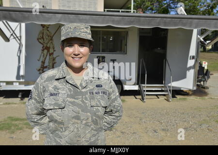 Katastrophenhilfe Mobile Kitchen Trailer ist ein mobiles Lebensmittelversorgungssystem, das von der Air National Guard für Notfalleinsätze eingesetzt wird. Am 2. Dezember 2017 wurde ein Unteroffizier der Dienste des 148th Fighter Wing vor dem Wohnwagen in Camp Santiago (Puerto Rico) während der Hilfsaktionen des Hurrikans Maria positioniert. Die Archivbilddokumente der Funktion „Guard Field Feed“ werden zur Unterstützung von Helfern in Salinas bereitgestellt. Stockfoto