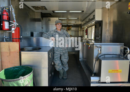 Katastrophenhilfe Mobile Kitchen Trailer ist eine ausfahrbare Feldküche, die von der Air National Guard für Nothilfe eingesetzt wird. Am 2. Dezember 2017 wurde ein Unteroffizier der Dienste des 148th Fighter Wing in Camp Santiago (Puerto Rico) während der Bergungsoperationen des Hurrikans Maria stationiert. Das Archivbild dokumentiert die Unterstützung der Wache für militärische und zivile Helfer in der Region Salinas. Stockfoto