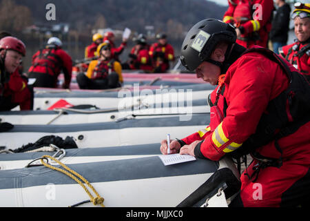 Sgt. First Class Brian Conberry, ein Soldat aus 821St die West Virginia's National Guard Engineering Unternehmen und Mitglied der West Virginia Swift Wasser Rescue Team, macht sich Notizen vor der Verladung auf seinem Boot Dez. 2, 2017. Mitglieder der WVSWRT durchgeführt swift Wasserrettung Ausbildung auf dem Kanawha River ihre Fähigkeiten und ihre Praxis als geschlossenes Team zu verfeinern. (U.S. Air National Guard Foto vom Kapitän Holli Nelson) Stockfoto