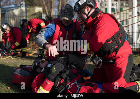 Mitglieder der West Virginia Swift Wasser Rescue Team, bestehend aus mehr als 50 Armee und Air National Guard Mitglieder und freiwilligen Feuerwehrmänner aus Clendenin und Glasgow Feuerwehren, swift Wasserrettung Ausbildung verhalten Dez. 2, 2017 in Dunbar, W. Virginia. Die WVSWRT wurde von den Lektionen, die nach der verheerenden Flutkatastrophe, die alle 55 Grafschaften West Virginia im Jahr 2016 betroffene gelernt entwickelt. (U.S. Air National Guard Foto vom Kapitän Holli Nelson) Stockfoto