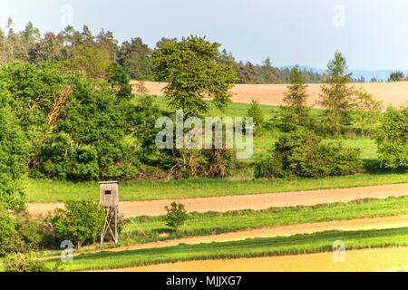 Holz- wachtturm in der tschechischen Landschaft. Landschaft in der Tschechischen Republik. Wild Jagd Stockfoto