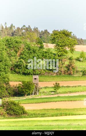 Holz- wachtturm in der tschechischen Landschaft. Landschaft in der Tschechischen Republik. Wild Jagd Stockfoto