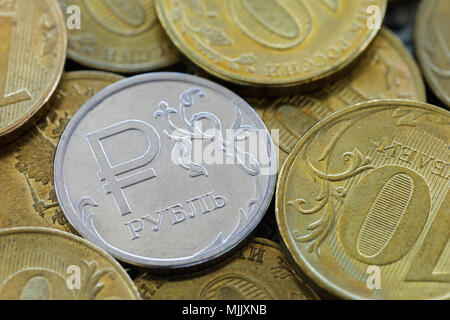 Russischer Rubel vor dem Hintergrund der zehn Rubel Münzen, close-up Stockfoto